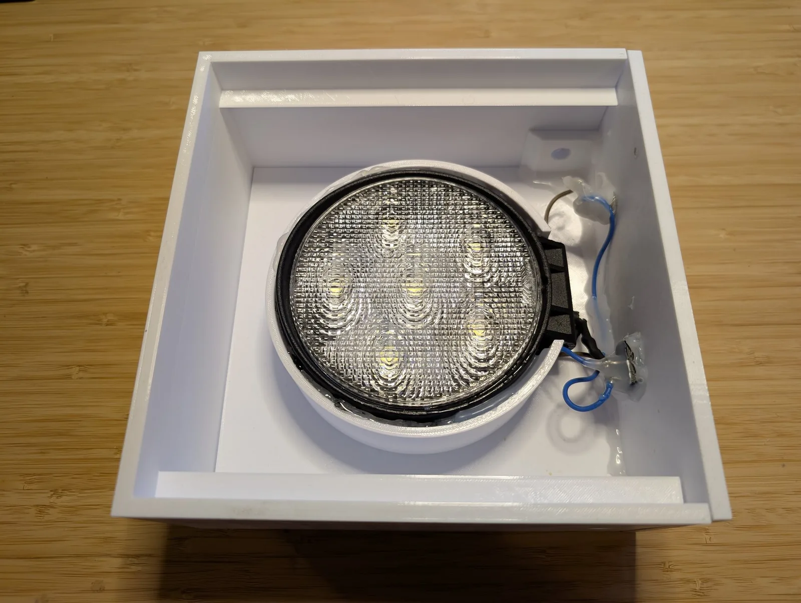 LED light box for the 3D-printed crystal
