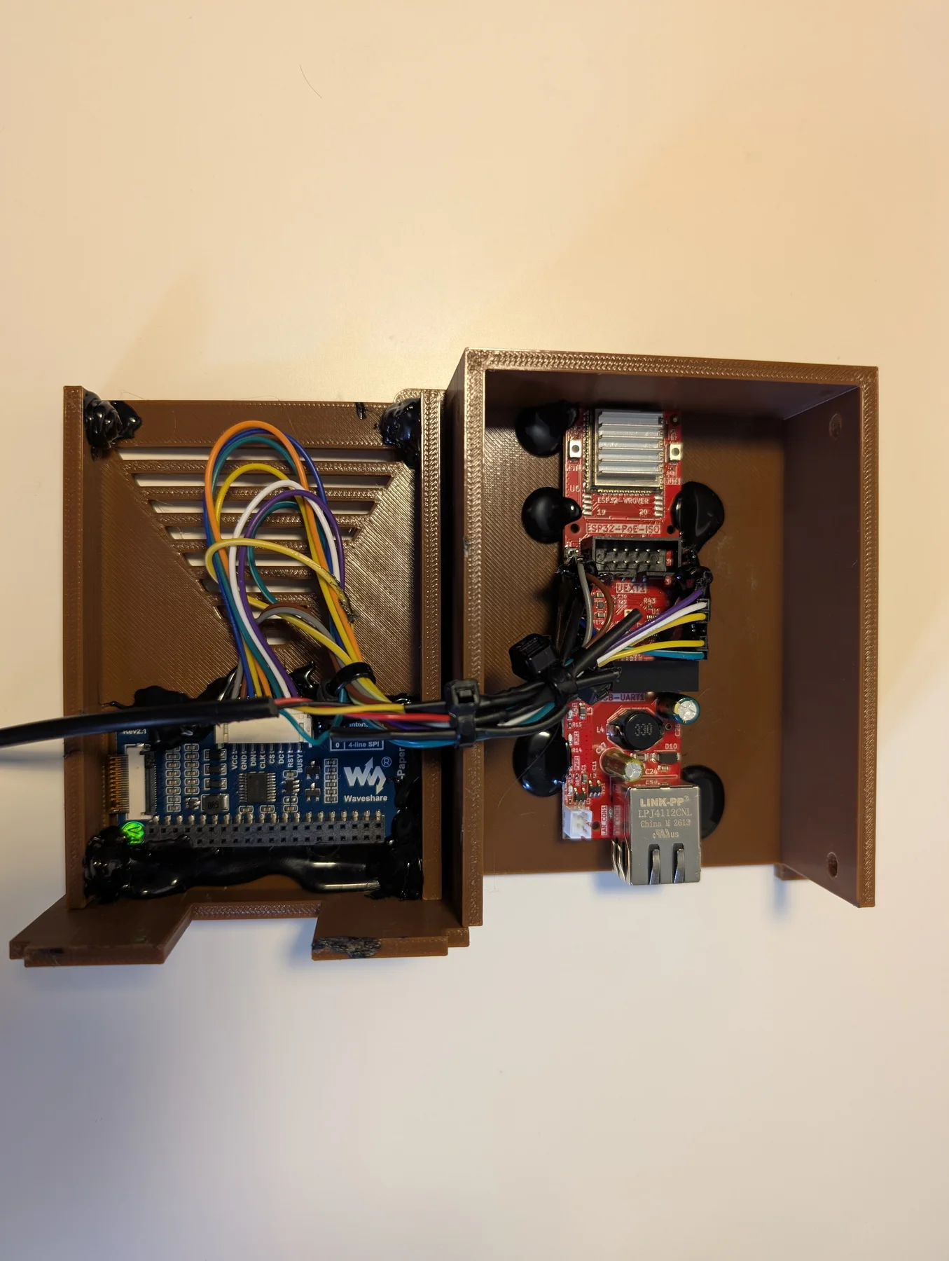 Internal assembly of the PoE e-paper sensor